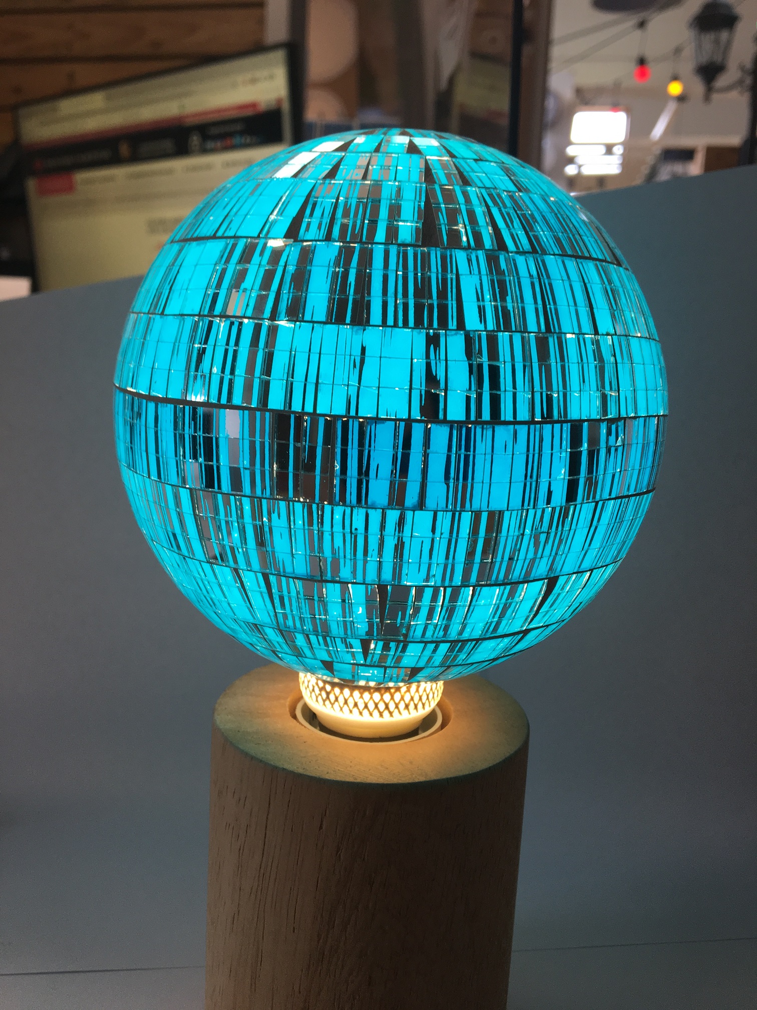 ampoule globe bleue Girard-Sudron